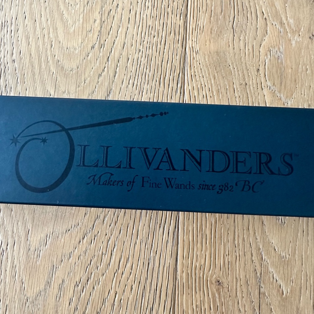 Ollivanders Wand - Harry Potter Magic Wand with Box. Like NEW.